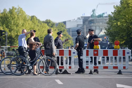 Xe bọc thép của Obama lăn bánh tại Berlin ảnh 7