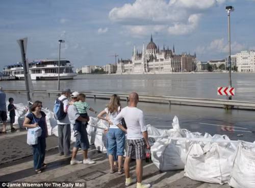 Sông Danube dâng nước kỷ lục, Hungary khẩn cứu thủ đô ảnh 2