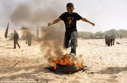 Trẻ em Palestine đến trại hè luyện… chiến đấu ảnh 3
