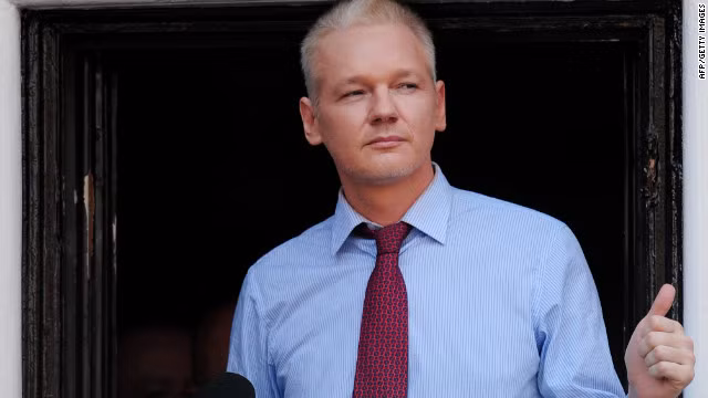 Ông chủ WikiLeaks khuyên ‘đàn em’ Snowden đến Mỹ Latinh ảnh 1