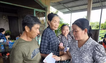 Thăm hỏi và tặng quà hộ dân ảnh hưởng sạt lở cồn Cái Gà