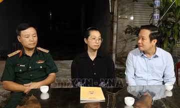 Thăm hỏi, động viên gia đình Thiếu tá quân đội hy sinh khi cứu người