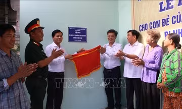 Thay 'áo ngôi nhà mới' cho con em người bị nhiễm chất độc hóa học