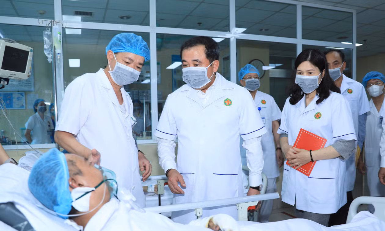 Bí thư Thành ủy Hà Nội Trần Đức Thắng và lãnh đạo thành phố thăm hỏi nạn nhân đang điều trị tích cực tại Bệnh viện Quân y 354.