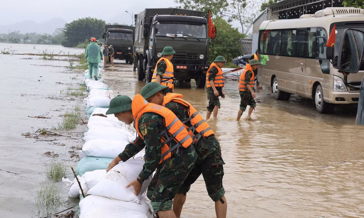 Tràn đê sông Bùi, nhiều vùng ‘rốn lũ’ Hà Nội bị chia cắt