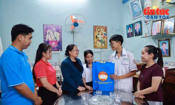 Tiếp sức đến trường cho trẻ mồ côi cha mẹ do dịch COVID-19