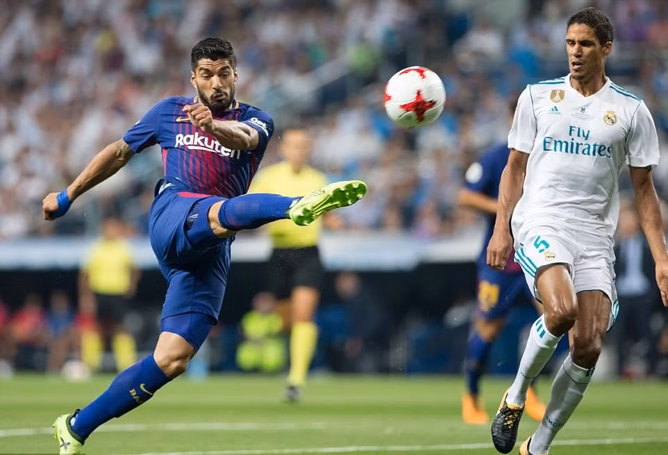 Barcelona nhận tin xấu Luis Suarez chấn thương ngay trước thềm mùa giải mới ảnh 1