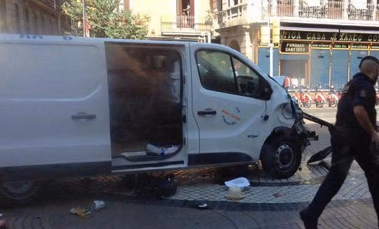 Xe tải lao vào đám đông ở Barcelona, người dân nghe thấy tiếng súng nổ ảnh 2