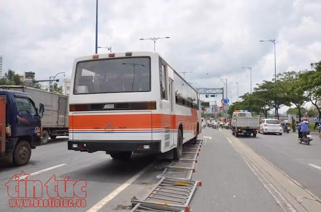6 xe ô tô va chạm liên hoàn trên đại lộ Võ Văn Kiệt ảnh 2