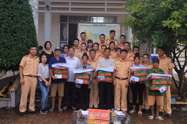  Phòng Cảnh sát giao thông Hà Nội ủng hộ hàng cứu trợ cho đồng bào Sơn La ảnh 5