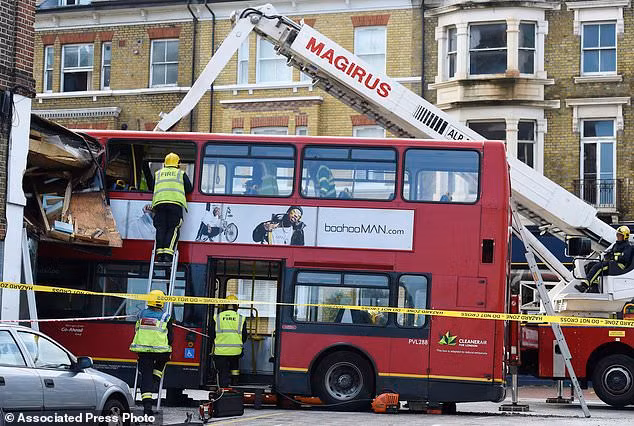 Xe buýt hai tầng lao vào cửa hàng tại thủ đô London ảnh 1