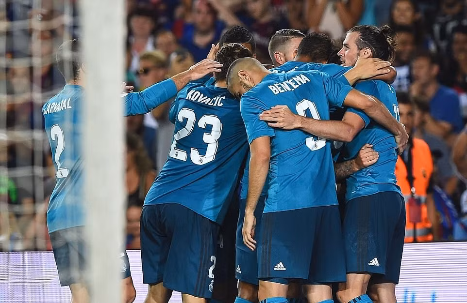 Kền kền trắng đánh sập Nou Camp ảnh 2