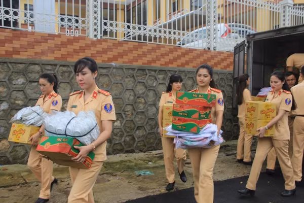  Phòng Cảnh sát giao thông Hà Nội ủng hộ hàng cứu trợ cho đồng bào Sơn La ảnh 1