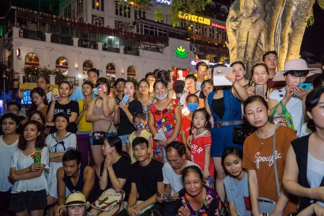 Xiếc TP Hồ Chí Minh náo nhiệt phố đi bộ Hà Nội cuối tuần ảnh 7