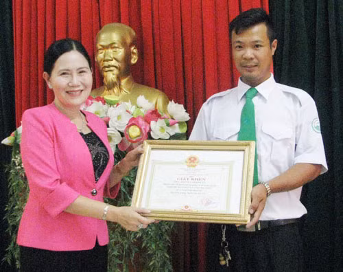 Bạc Liêu thưởng 'nóng' tài xế hỗ trợ sản phụ sinh con trên xe taxi ảnh 1