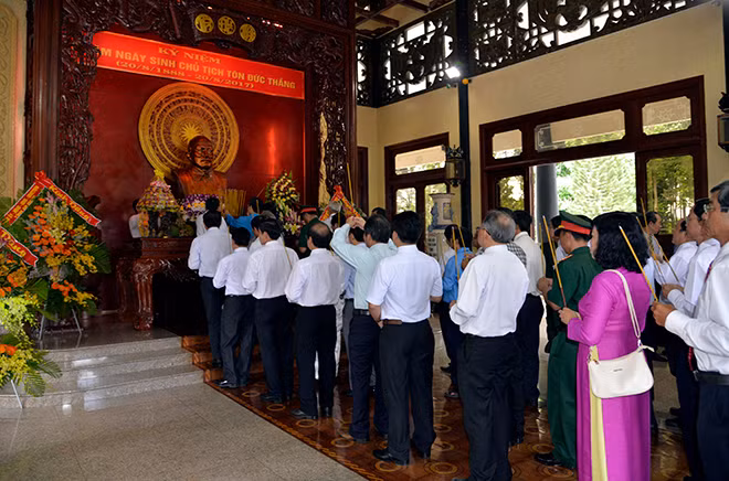 An Giang long trọng kỷ niệm 129 năm Ngày sinh Chủ tịch Tôn Đức Thắng ảnh 1
