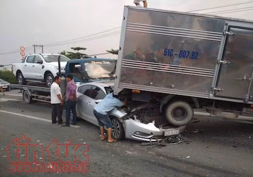 Tai nạn liên hoàn, xe con chui đầu vào đuôi xe tải, tài xế may mắn thoát chết ảnh 1