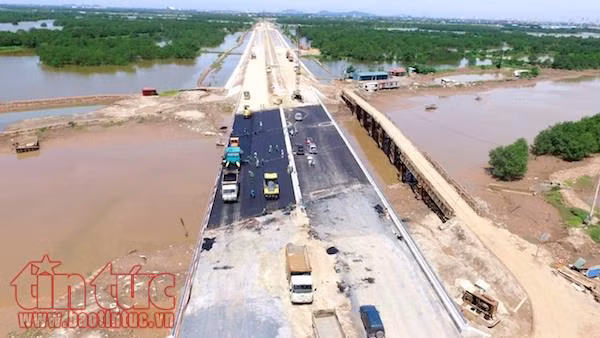 Ngắm độ hoành tráng của cầu vượt biển dài nhất Việt Nam ảnh 2