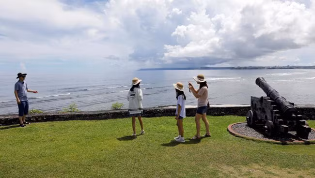 Mặc Triều Tiên dọa tấn công, du khách đảo Guam vẫn tắm biển, lướt sóng ảnh 7