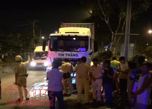 Tài xế nước ngoài hoảng loạn vì bị xe container đâm xoay 180 độ ảnh 3