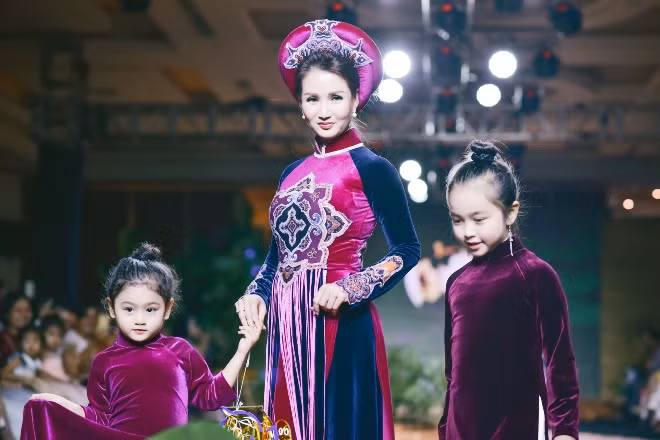 Diễn viên Việt Trinh, Hoa hậu Sương Đặng vui Trung thu sớm trên sân khấu thời trang ảnh 2