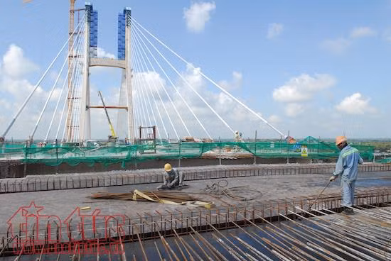 Tất bật hoàn thiện cầu dây văng Cao Lãnh bắc qua sông Tiền ảnh 2