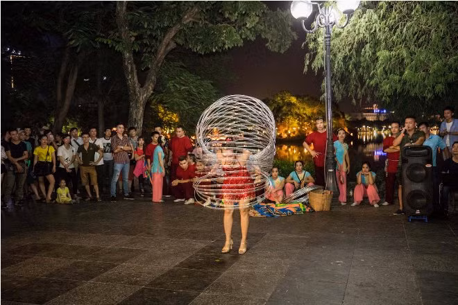 Xiếc TP Hồ Chí Minh náo nhiệt phố đi bộ Hà Nội cuối tuần ảnh 3