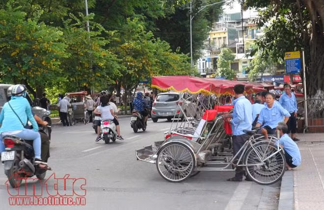 Xích lô du lịch lộn xộn, nghênh ngang ảnh 1