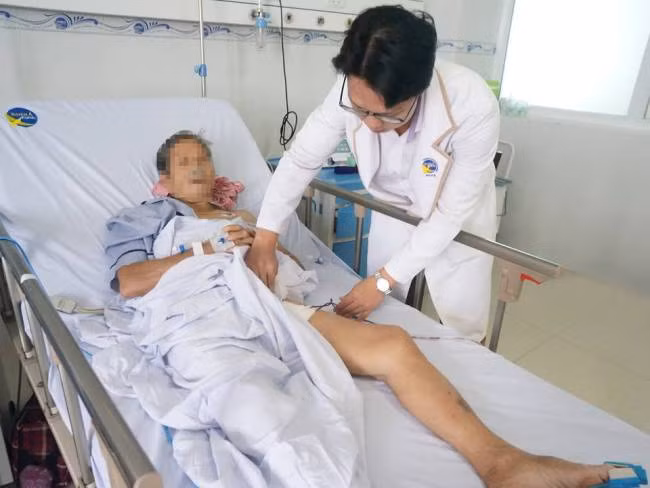 Giữ chân trái thành công cho cụ bà bị suy tim nặng biến chứng thuyên tắc động mạch chân ảnh 1