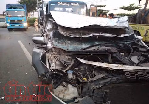 Tai nạn liên hoàn, xe con chui đầu vào đuôi xe tải, tài xế may mắn thoát chết ảnh 2