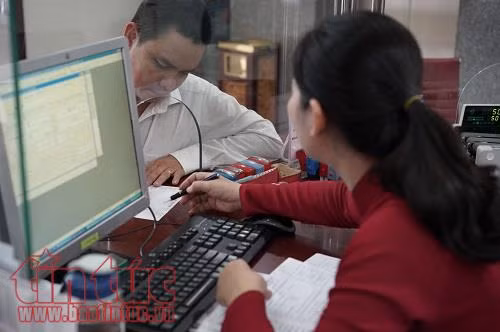 Thu hút vốn cuối năm, các ngân hàng chạy đua khuyến mãi ảnh 1