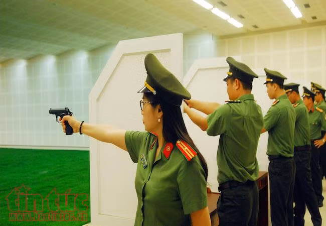 Ngắm các chiến sĩ công an tranh tài bắn súng ngắn quân dụng ảnh 2