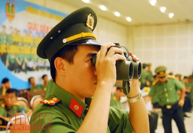 Ngắm các chiến sĩ công an tranh tài bắn súng ngắn quân dụng ảnh 8