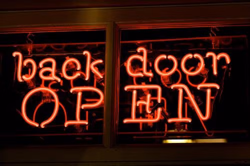 Hàng trăm công ty lớn trên thế giới bị hacker qua mặt đánh cắp dữ liệu thông tin ảnh 2
