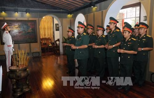 Dâng hương tưởng niệm 129 năm ngày sinh Chủ tịch Tôn Đức Thắng ảnh 2