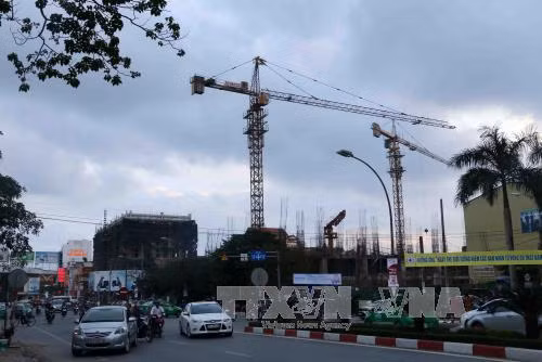 Lo ngay ngáy cần cẩu công trình xây dựng 'quay trên đầu' ảnh 1