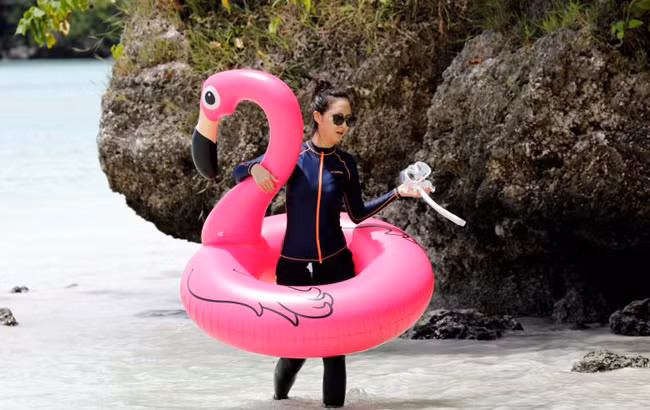 Mặc Triều Tiên dọa tấn công, du khách đảo Guam vẫn tắm biển, lướt sóng ảnh 6