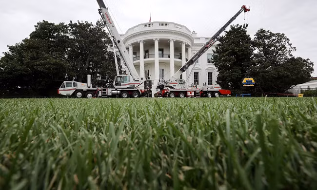 Khi ông Trump đi vắng, Nhà Trắng lập tức được 'tân trang' ảnh 1