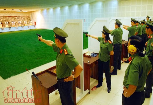 Ngắm các chiến sĩ công an tranh tài bắn súng ngắn quân dụng ảnh 1