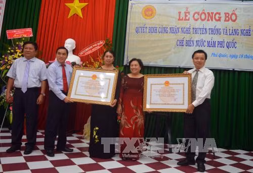 Nước mắm Phú Quốc được công nhận nghề truyền thống ảnh 1