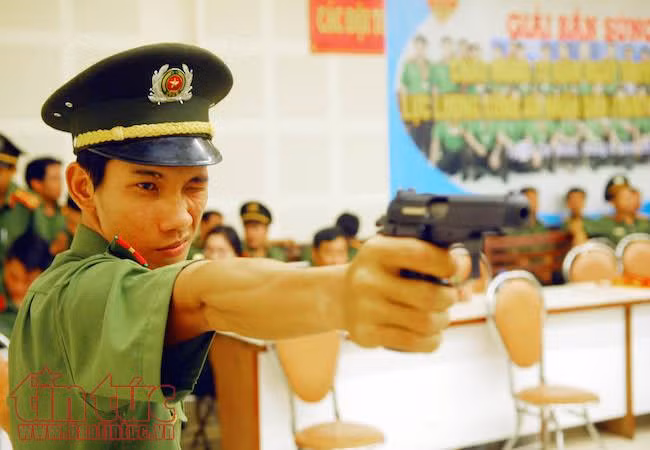 Ngắm các chiến sĩ công an tranh tài bắn súng ngắn quân dụng ảnh 6