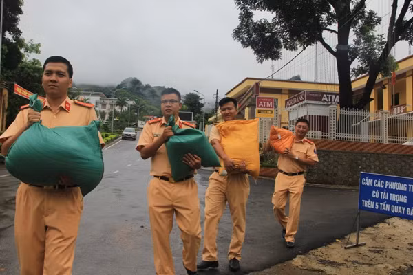  Phòng Cảnh sát giao thông Hà Nội ủng hộ hàng cứu trợ cho đồng bào Sơn La ảnh 2