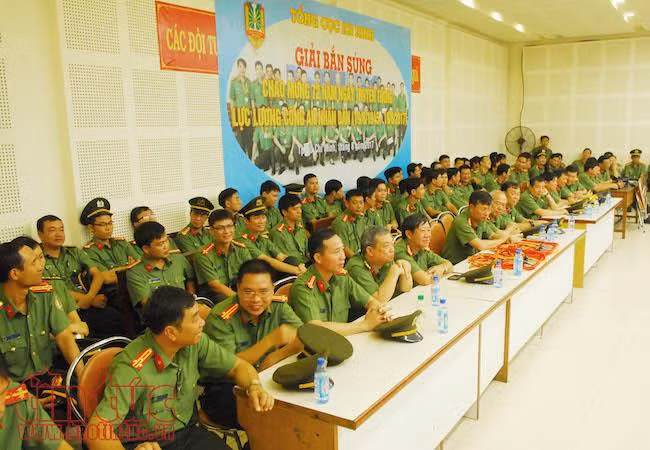 Ngắm các chiến sĩ công an tranh tài bắn súng ngắn quân dụng ảnh 9