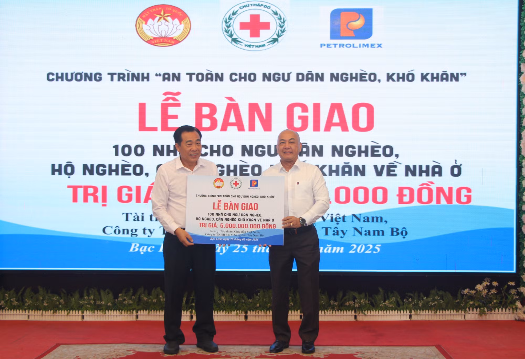 potal-nguyen-chu-tich-nuoc-truong-tan-sang-du-le-ban-giao-100-nha-cho-ngu-dan-ngheo-ho-ngheo-can-ngheo-tai-tinh-bac-lieu-7872843.jpg
