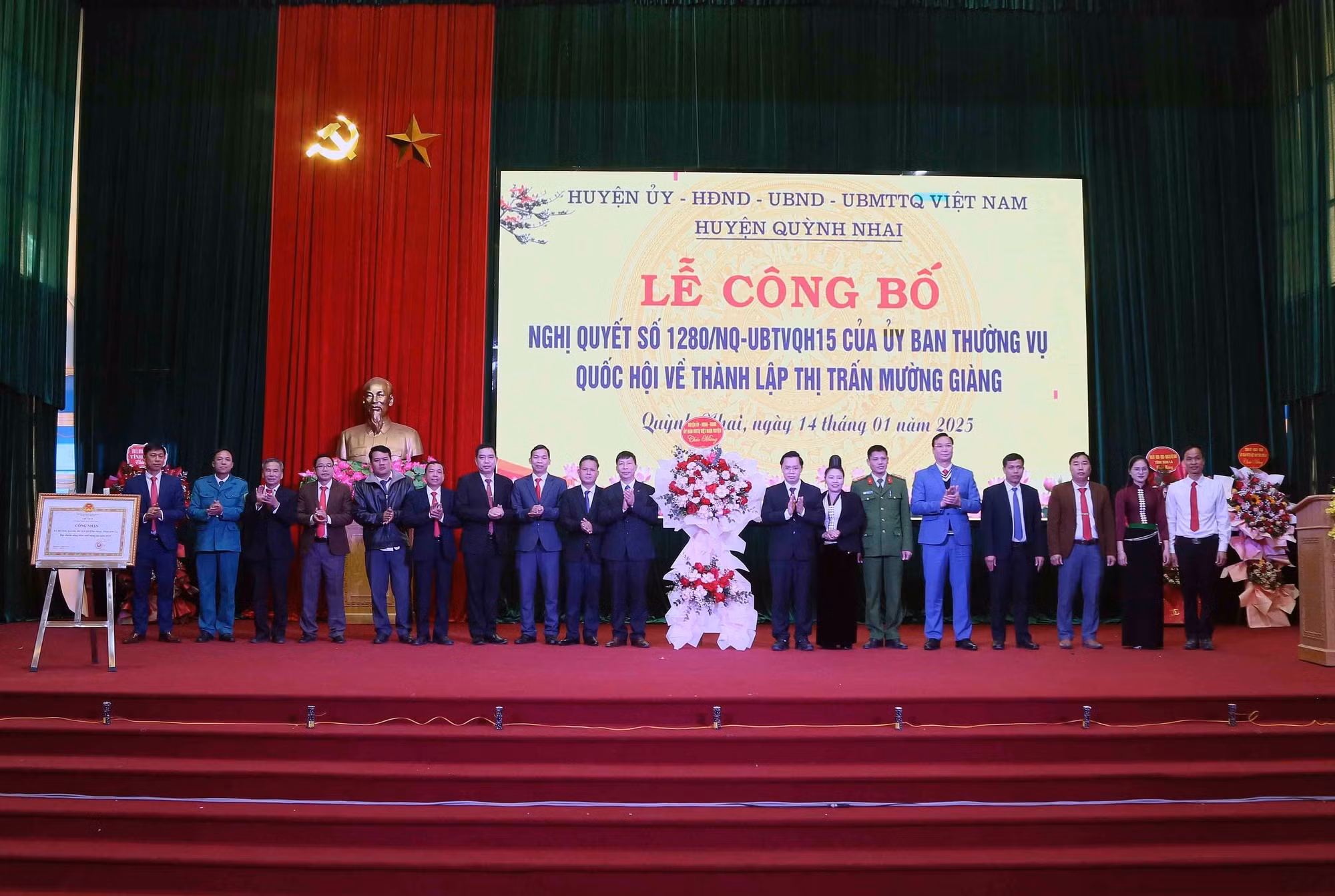 potal-son-la-cong-bo-nghi-quyet-cua-ubtvqh-ve-viec-thanh-lap-thi-tran-muong-giang-7807162.jpg