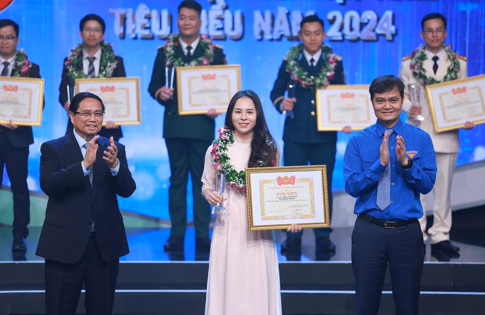 potal-thu-tuong-du-le-trao-giai-thuong-guong-mat-tre-viet-nam-tieu-bieu-nam-2024-7929432.jpg