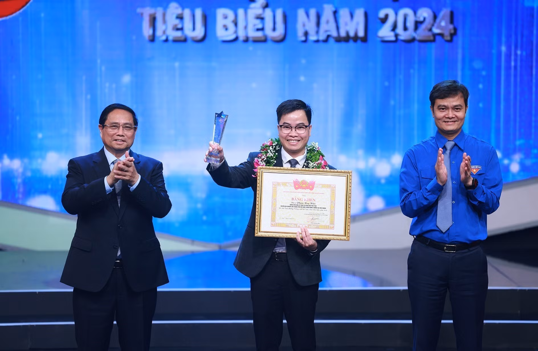 potal-thu-tuong-du-le-trao-giai-thuong-guong-mat-tre-viet-nam-tieu-bieu-nam-2024-7929413.jpg