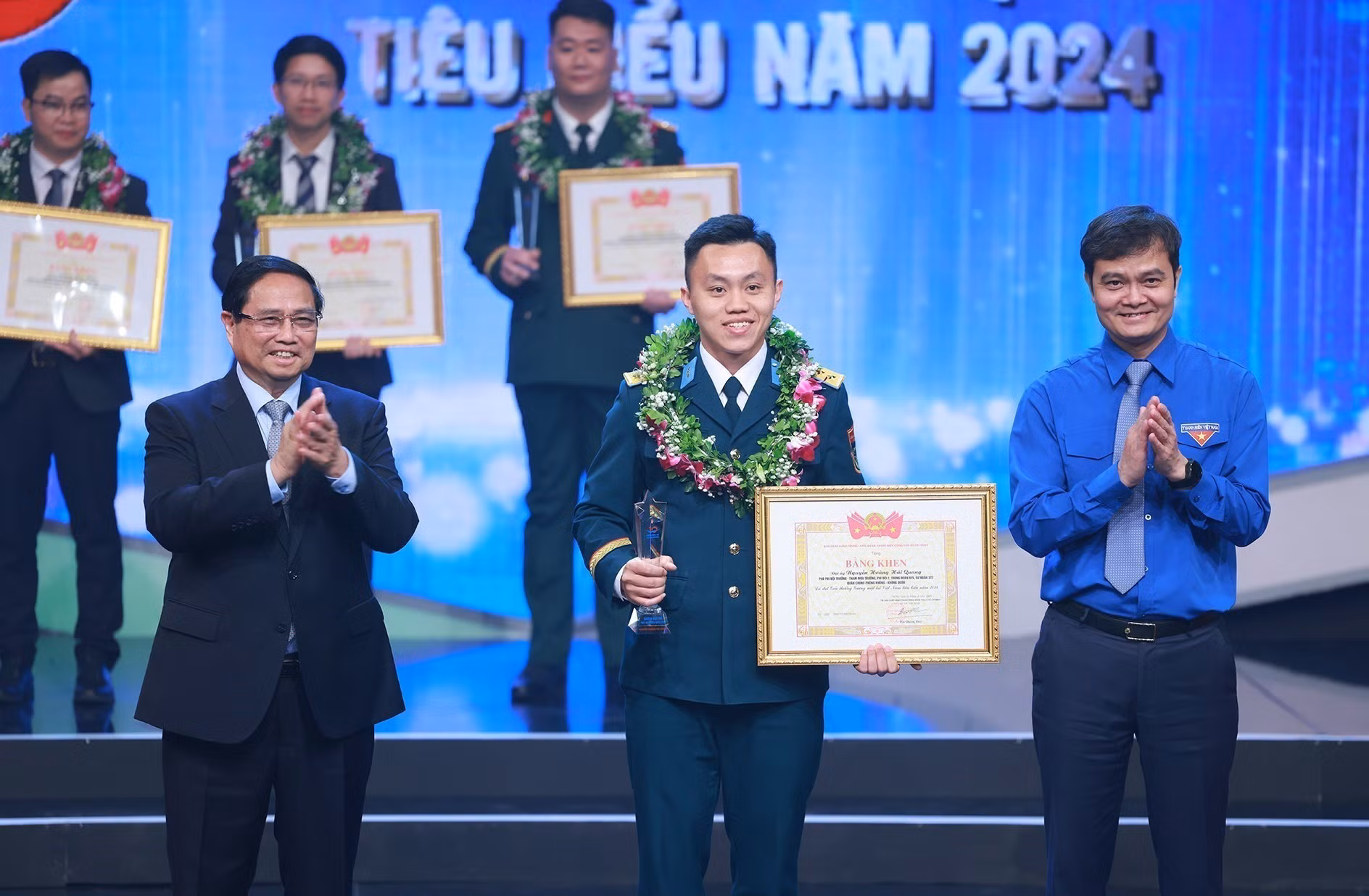 potal-thu-tuong-du-le-trao-giai-thuong-guong-mat-tre-viet-nam-tieu-bieu-nam-2024-7929434.jpg