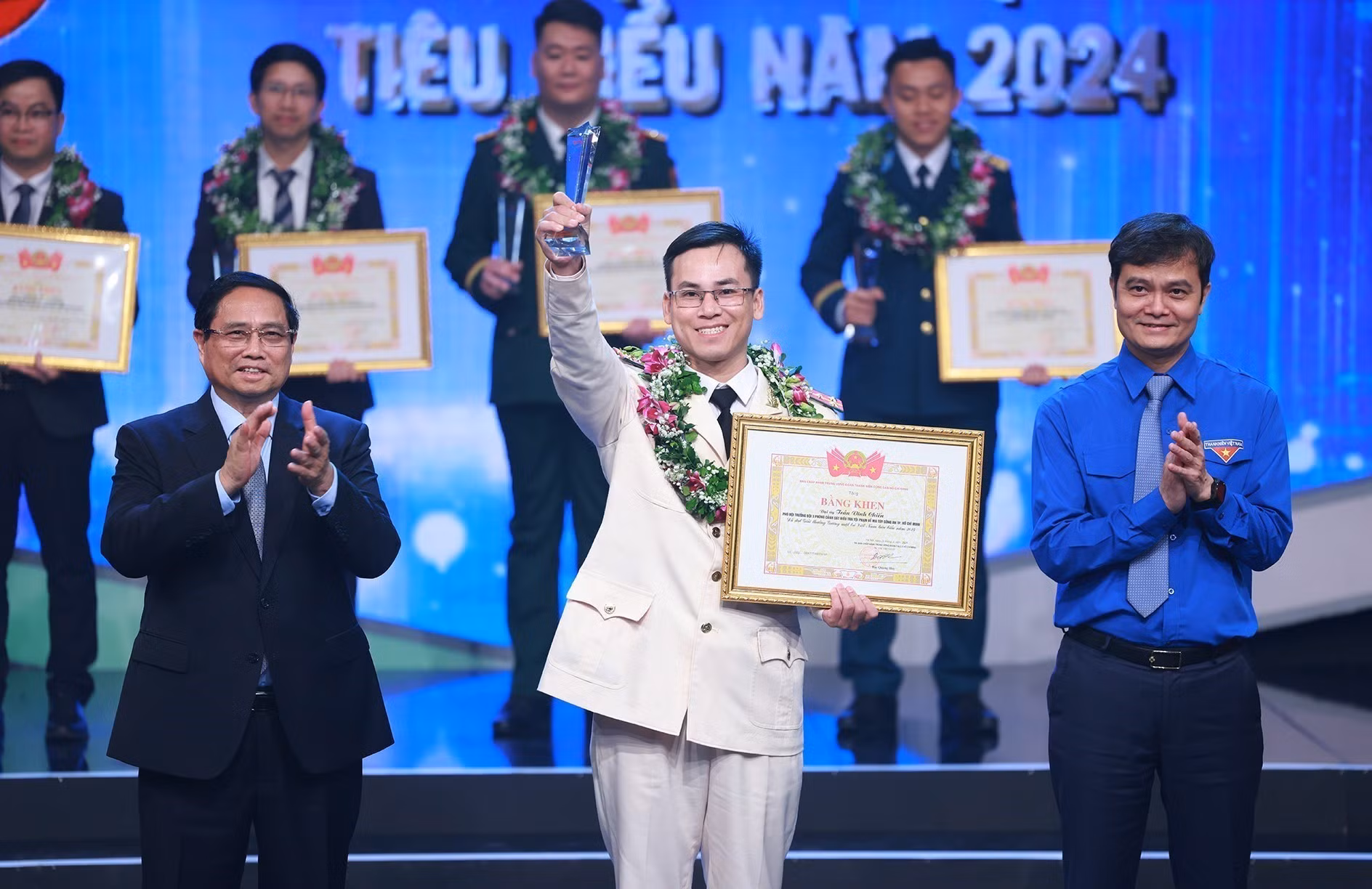 potal-thu-tuong-du-le-trao-giai-thuong-guong-mat-tre-viet-nam-tieu-bieu-nam-2024-7929433.jpg