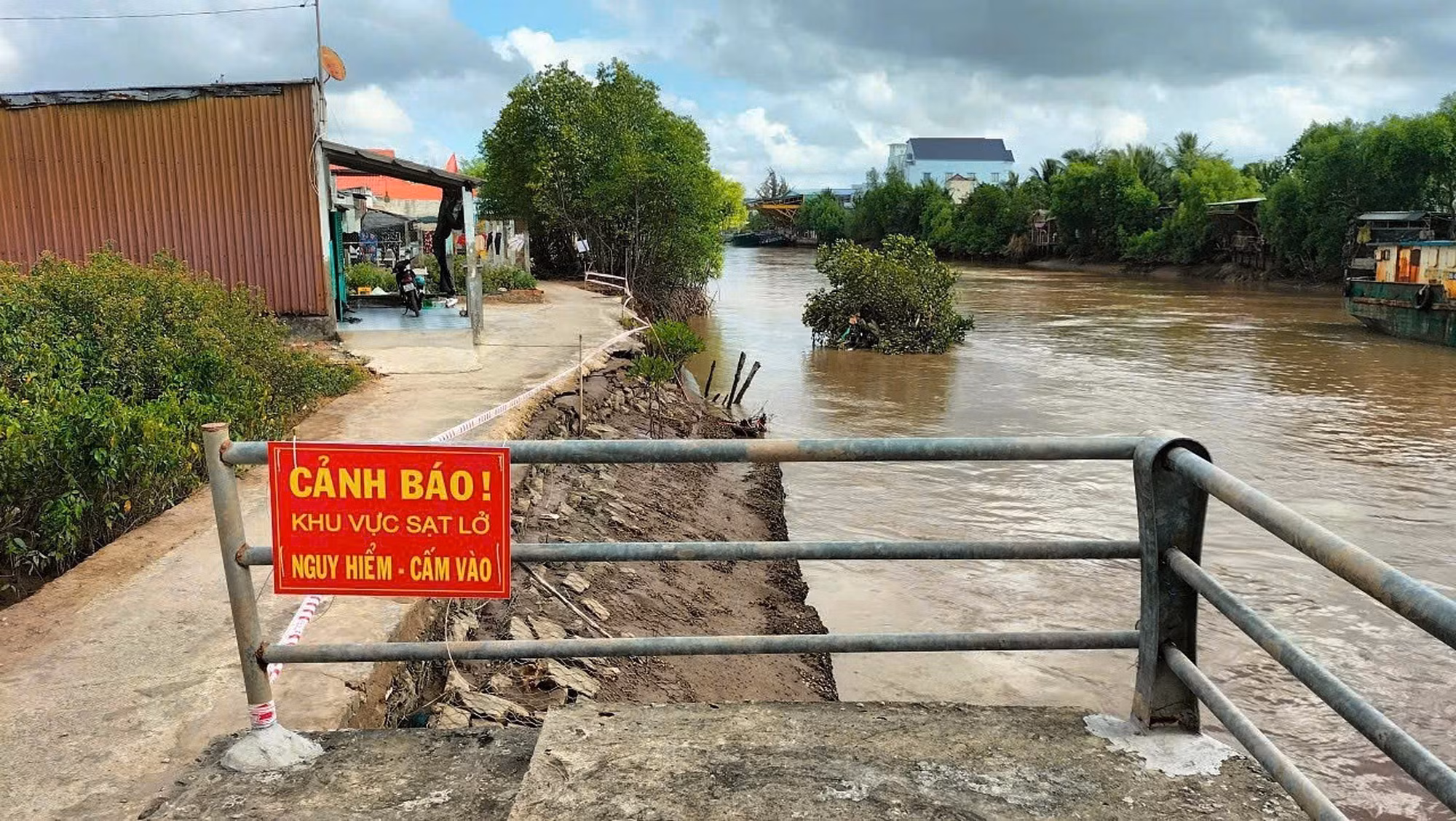 potal-bac-lieu-khan-truong-thuc-hien-cac-giai-phap-phong-chong-khac-phuc-sat-lo-bo-kenh-304-7921272.jpg
